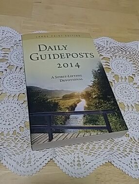 Daily Guideposts Bible Devotionals, Large Print Daily Guideposts 2014
